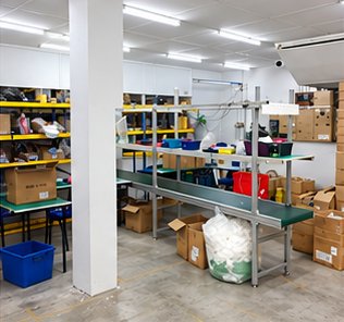 Packing and assembly area with a conveyor table